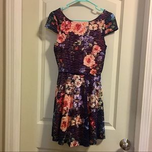 Emerald Sundae Floral Dress EUC. Small Juniors.